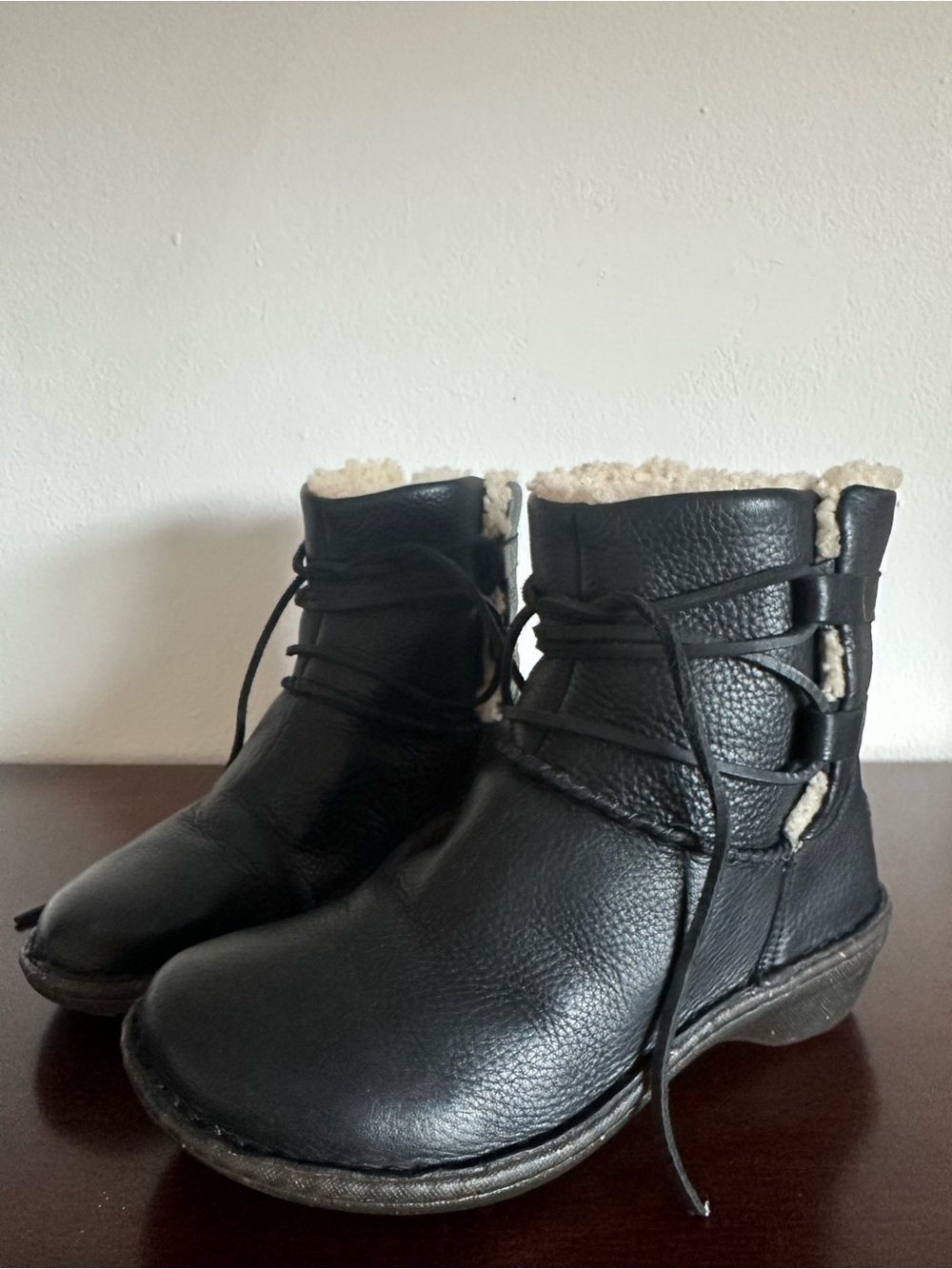 Women's sz 6 UGG 1932 Caspia
Black Sheepskin Shearling Fur Lined
Boots Leather